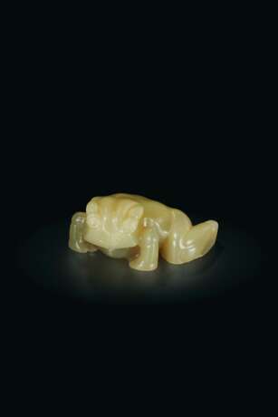 A SMALL YELLOWISH-GREEN JADE FIGURE OF A FROG - фото 1