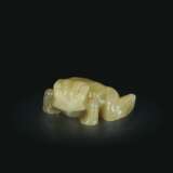 A SMALL YELLOWISH-GREEN JADE FIGURE OF A FROG - фото 1