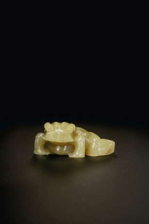 A SMALL YELLOWISH-GREEN JADE FIGURE OF A FROG - photo 2