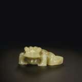 A SMALL YELLOWISH-GREEN JADE FIGURE OF A FROG - Foto 2