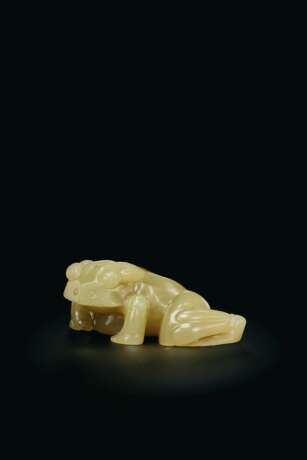 A SMALL YELLOWISH-GREEN JADE FIGURE OF A FROG - Foto 3