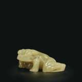 A SMALL YELLOWISH-GREEN JADE FIGURE OF A FROG - фото 3