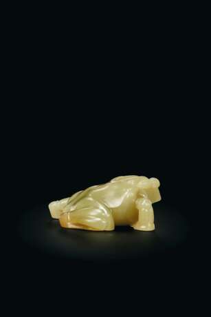 A SMALL YELLOWISH-GREEN JADE FIGURE OF A FROG - Foto 4