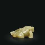 A SMALL YELLOWISH-GREEN JADE FIGURE OF A FROG - фото 4