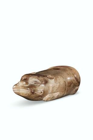 A LARGE YELLOWISH-BROWN AND OPAQUE BUFF JADE FIGURE OF A RECUMBENT TIGER - Foto 1