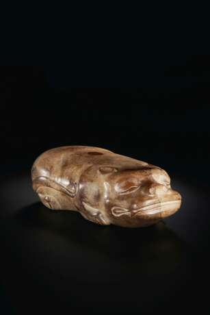 A LARGE YELLOWISH-BROWN AND OPAQUE BUFF JADE FIGURE OF A RECUMBENT TIGER - photo 2