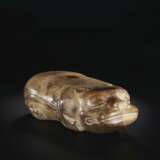 A LARGE YELLOWISH-BROWN AND OPAQUE BUFF JADE FIGURE OF A RECUMBENT TIGER - Foto 2