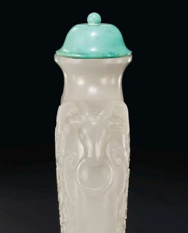 A WELL-CARVED WHITE JADE SNUFF BOTTLE - фото 2