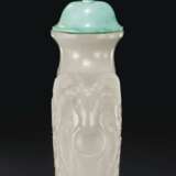 A WELL-CARVED WHITE JADE SNUFF BOTTLE - photo 2