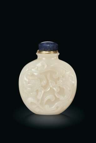 A CARVED WHITE JADE SNUFF BOTTLE - фото 1