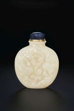 A CARVED WHITE JADE SNUFF BOTTLE - фото 2