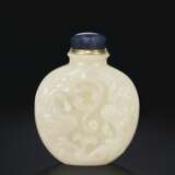 A CARVED WHITE JADE SNUFF BOTTLE - photo 2
