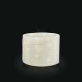 A CARVED WHITE JADE THUMB RING - фото 1