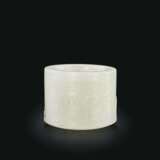 A CARVED WHITE JADE THUMB RING - фото 2