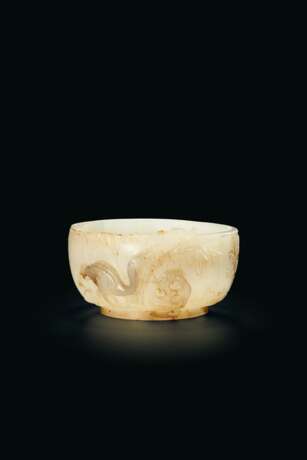 A SMALL WHITE JADE `BIRTHDAY` CUP - Foto 1