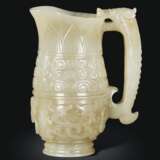 A SMALL ARCHAISTIC PALE GREYISH-GREEN JADE POURING VESSEL - Foto 1