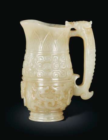 A SMALL ARCHAISTIC PALE GREYISH-GREEN JADE POURING VESSEL - Foto 1