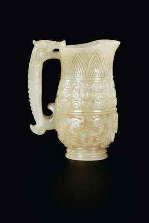 A SMALL ARCHAISTIC PALE GREYISH-GREEN JADE POURING VESSEL - фото 2