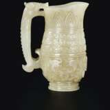 A SMALL ARCHAISTIC PALE GREYISH-GREEN JADE POURING VESSEL - Foto 2