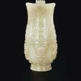 A SMALL ARCHAISTIC PALE GREYISH-GREEN JADE POURING VESSEL - Foto 3