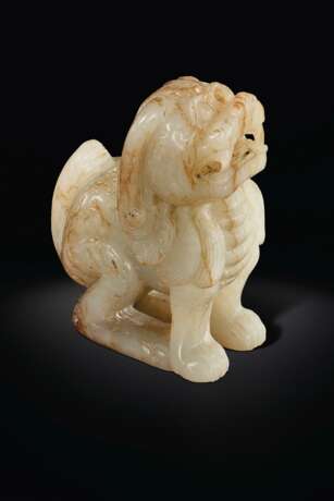 A SMALL PALE GREENISH-GREY JADE FIGURE OF A MYTHICAL BEAST - Foto 3