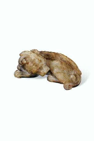 A SMALL GREYISH-WHITE AND DARK BROWN JADE FIGURE OF A RECUMBENT MYTHICAL BEAST - фото 1