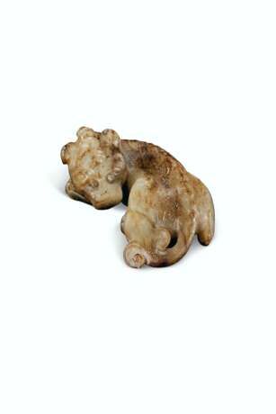 A SMALL GREYISH-WHITE AND DARK BROWN JADE FIGURE OF A RECUMBENT MYTHICAL BEAST - photo 2