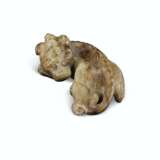 A SMALL GREYISH-WHITE AND DARK BROWN JADE FIGURE OF A RECUMBENT MYTHICAL BEAST - Foto 2