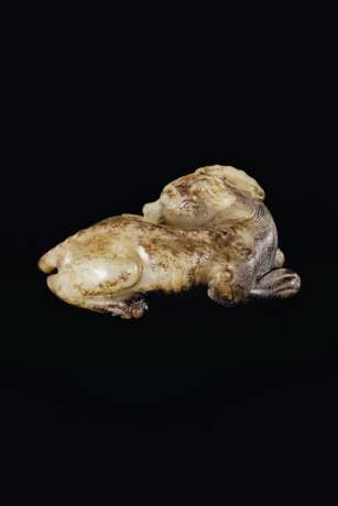 A SMALL GREYISH-WHITE AND DARK BROWN JADE FIGURE OF A RECUMBENT MYTHICAL BEAST - Foto 3