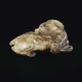 A SMALL GREYISH-WHITE AND DARK BROWN JADE FIGURE OF A RECUMBENT MYTHICAL BEAST - фото 3