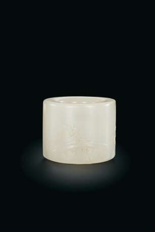 A LARGE WHITE JADE THUMB RING - фото 1