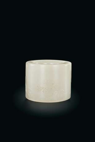 A LARGE WHITE JADE THUMB RING - фото 2