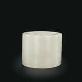 A LARGE WHITE JADE THUMB RING - фото 2