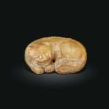 A YELLOWISH-BEIGE JADE OR HARDSTONE FIGURE OF A RECUMBENT MYTHICAL BEAST - фото 1