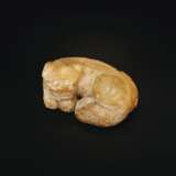 A YELLOWISH-BEIGE JADE OR HARDSTONE FIGURE OF A RECUMBENT MYTHICAL BEAST - Foto 2