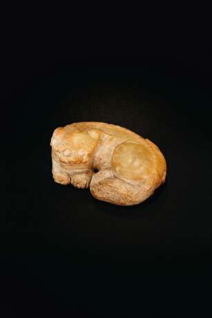 A YELLOWISH-BEIGE JADE OR HARDSTONE FIGURE OF A RECUMBENT MYTHICAL BEAST - фото 2