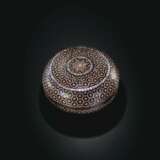 A SMALL MOTHER-OF-PEARL-INLAID BLACK LACQUER CIRCULAR BOX AND COVER - photo 1