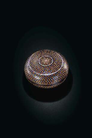 A SMALL MOTHER-OF-PEARL-INLAID BLACK LACQUER CIRCULAR BOX AND COVER - photo 1
