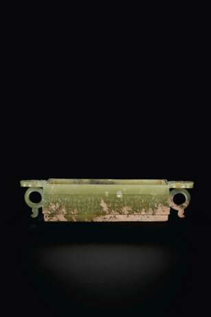 AN UNUSUAL ARCHAISTIC OLIVE-GREEN JADE RECTANGULAR VESSEL WITH HANDLES - Foto 1