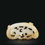 AN ARCHAISTIC WHITE AND PALE RUSSET JADE `DRAGON` PLAQUE - Foto 1
