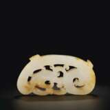 AN ARCHAISTIC WHITE AND PALE RUSSET JADE `DRAGON` PLAQUE - photo 2