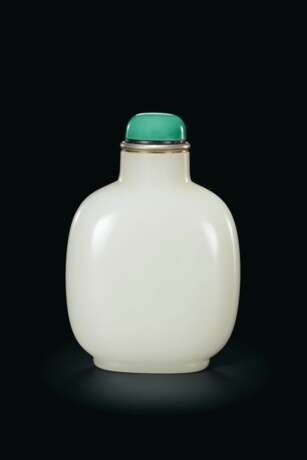 A LARGE WHITE JADE SNUFF BOTTLE - фото 1