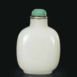 A LARGE WHITE JADE SNUFF BOTTLE - фото 1