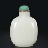 A LARGE WHITE JADE SNUFF BOTTLE - Foto 2