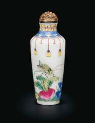 AN ENAMELED OPAQUE WHITE GLASS SNUFF BOTTLE