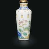 AN ENAMELED OPAQUE WHITE GLASS SNUFF BOTTLE - Foto 2
