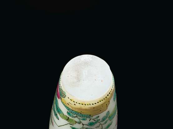 AN ENAMELED OPAQUE WHITE GLASS SNUFF BOTTLE - Foto 3