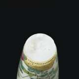 AN ENAMELED OPAQUE WHITE GLASS SNUFF BOTTLE - фото 3