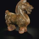 A SMALL OLIVE-GREEN-GLAZED RED POTTERY FIGURE OF A HORSE - Foto 2