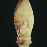 A YELLOW AND RUSSET JADE FIGURE OF BUDDHA - Foto 1
